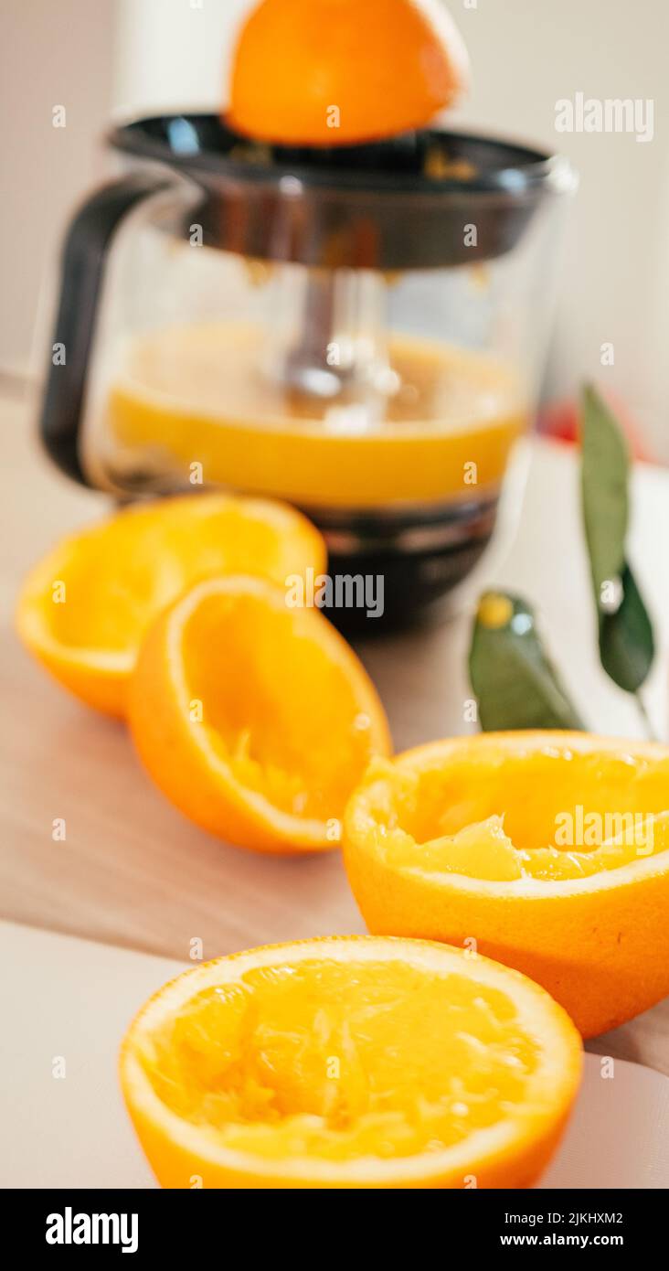 Spremuta d'arancia e frutta fresca d'arance su un tavolo di legno Foto Stock