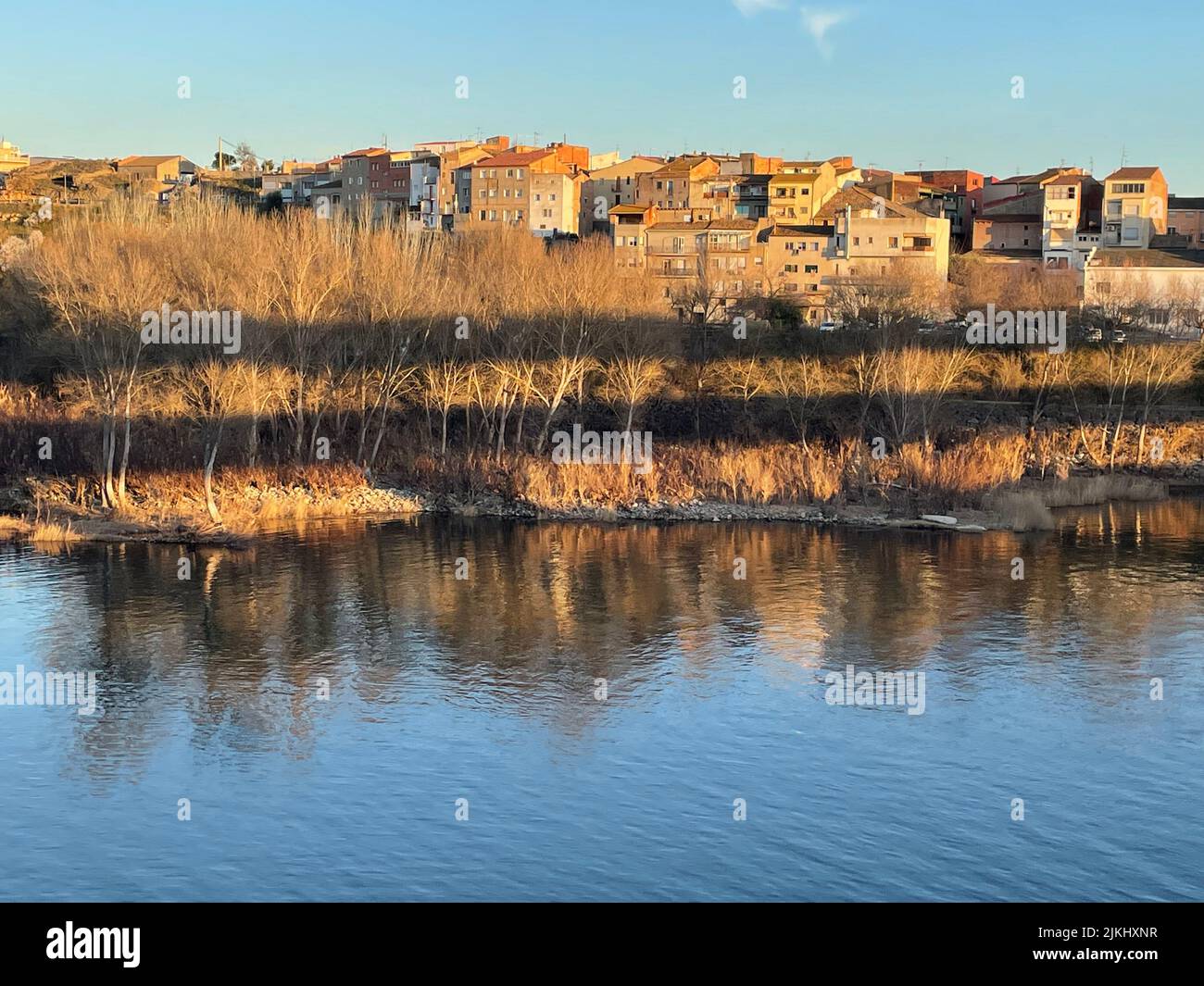 Flix villaggio in Catalogna, Spagna, sul fiume Ebro. Foto Stock