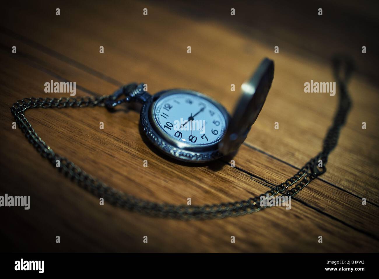 Un vecchio orologio tascabile al quarzo su un tavolo di legno. Foto Stock