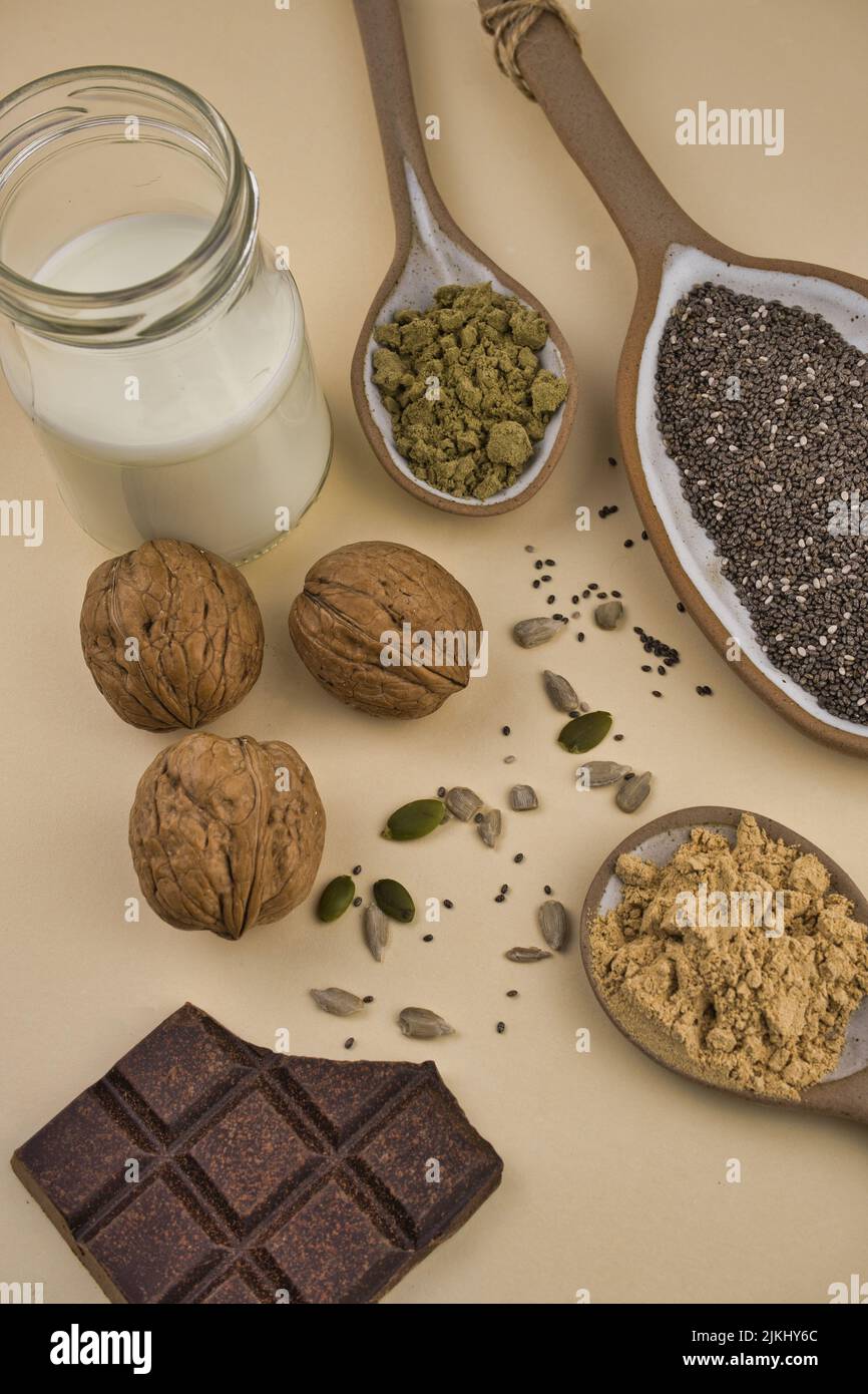 Probiotici e supercibi: Kefir, chia, proteine della canapa, cioccolato fondente maca, noci, semi di zucca e girasole. Foto Stock