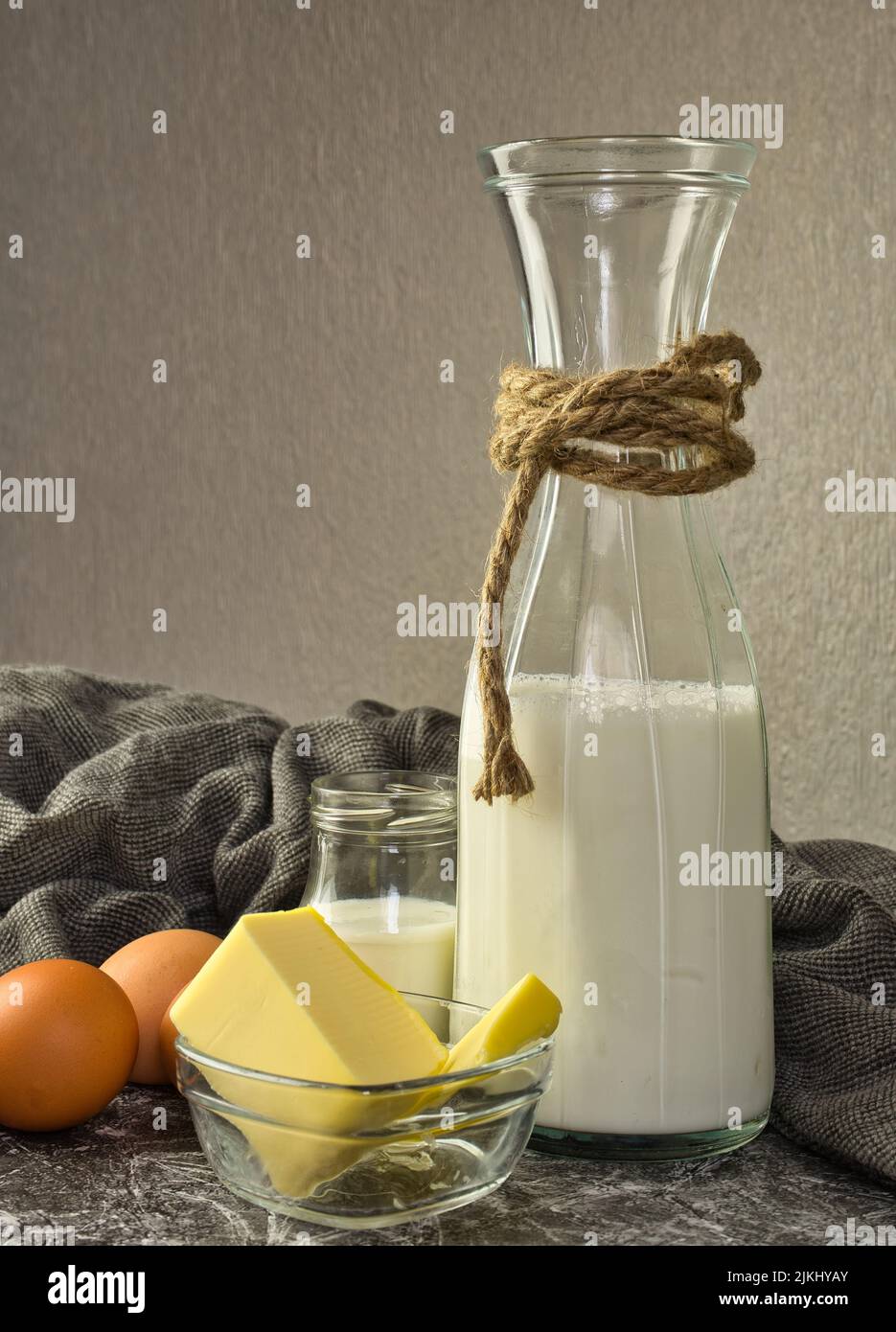Diversi prodotti lattiero-caseari: Yogurt, formaggio, latte e uova. Vitamine idrosolubili (B1, B2, niacina e acido folico) e vitamine liposolubili (vitamina A). Foto Stock