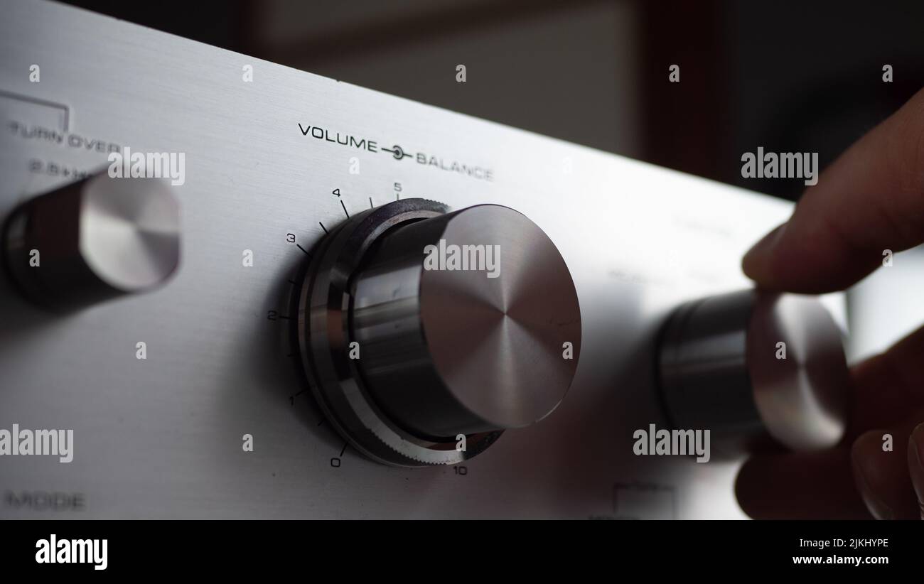 Music Center. Ascolto di musica sugli amplificatori. Alzare il volume. Foto Stock