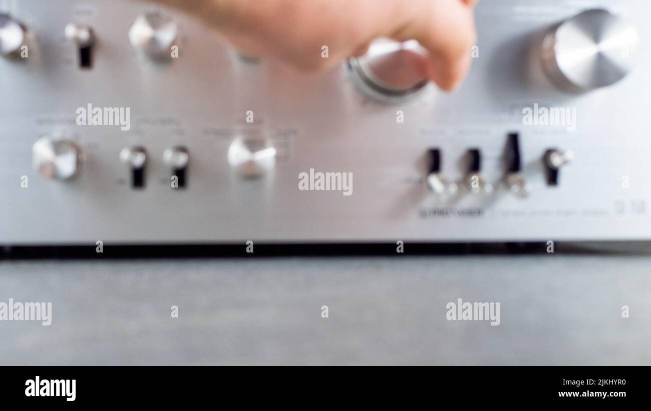 Music Center. Ascolto di musica sugli amplificatori. Alzare il volume. Foto Stock