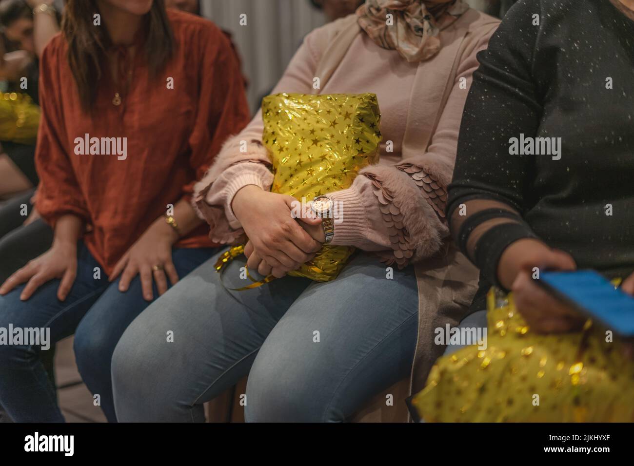 Gruppo di donne che festeggiano la giornata delle donne insieme al chiuso Foto Stock