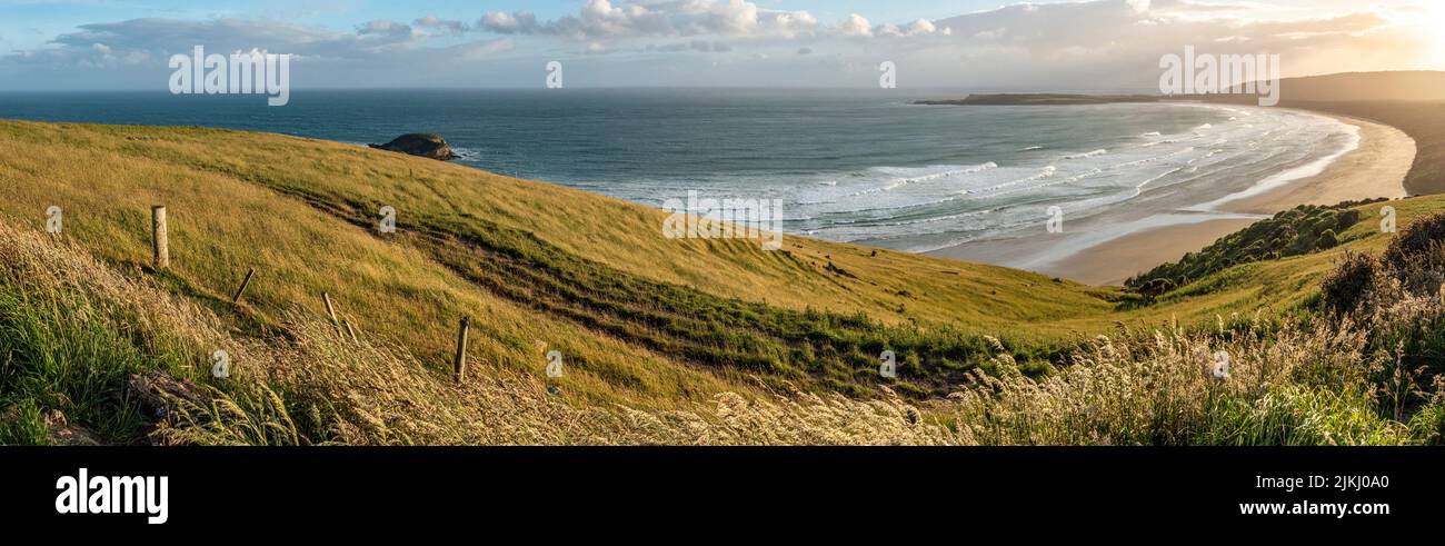 Tramonto panoramico sulla baia di Tautuku dal punto di osservazione della collina di Firenze, Isola del Sud della Nuova Zelanda Foto Stock