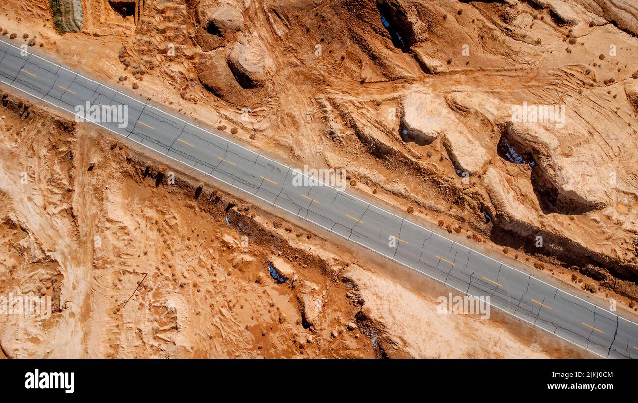 Una vista aerea dall'alto di una strada attraverso un deserto asciutto Foto Stock