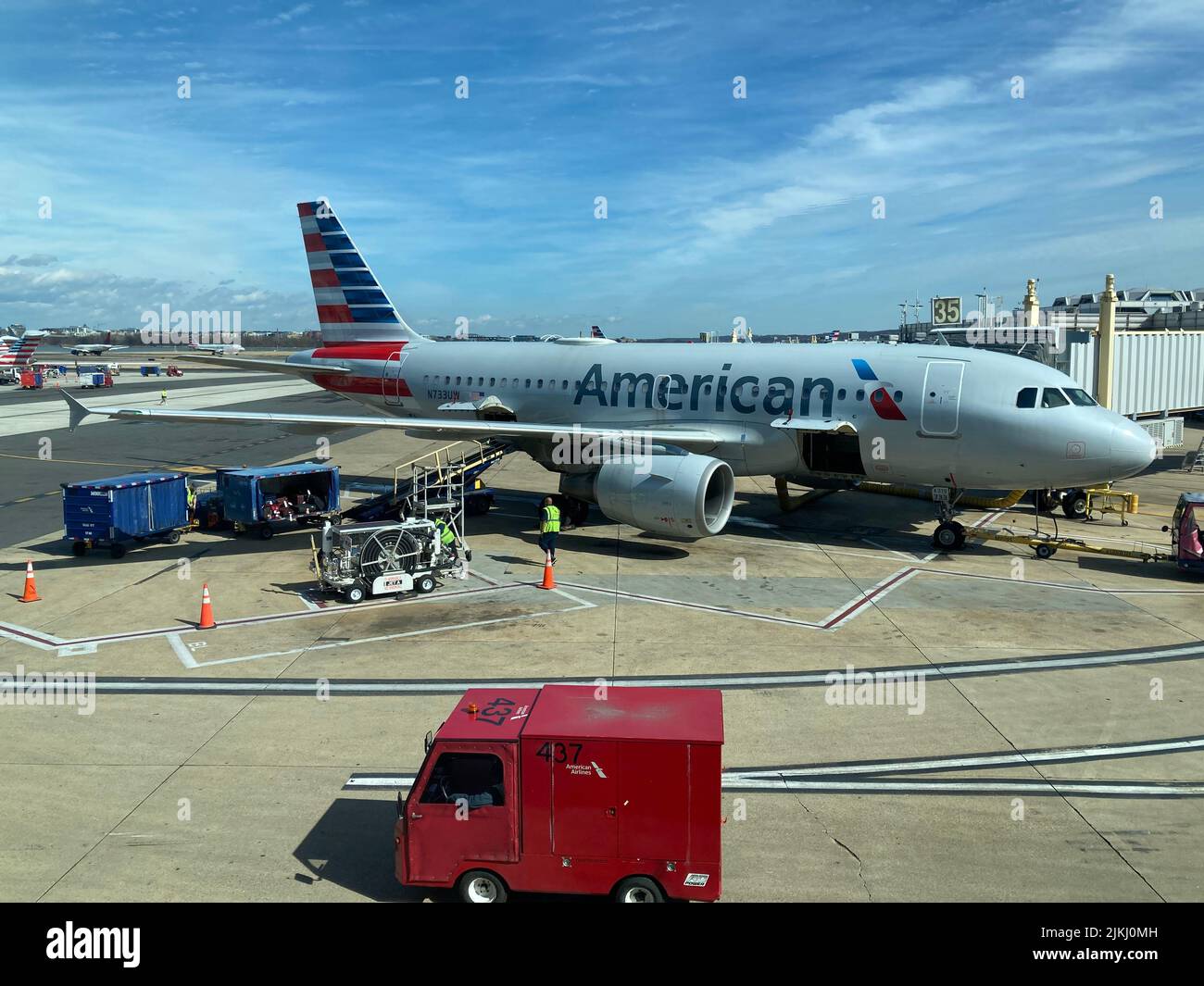 Una compagnia aerea americana che viene alimentata e preppata all'aeroporto RDU, North Carolina Foto Stock