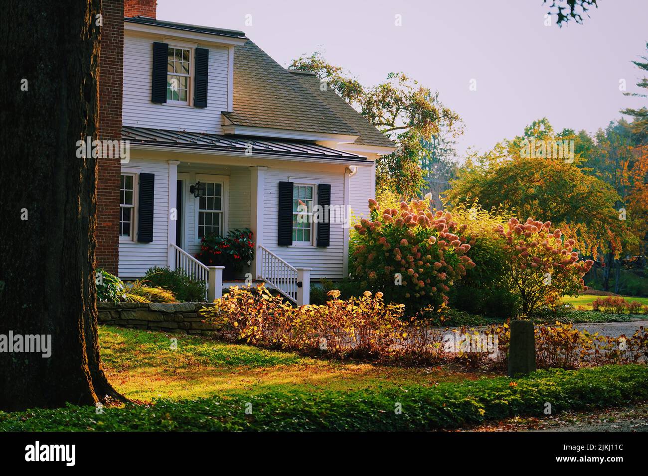 Una bella casa di campagna con un cortile in autunno, Woodstock, USA Foto Stock