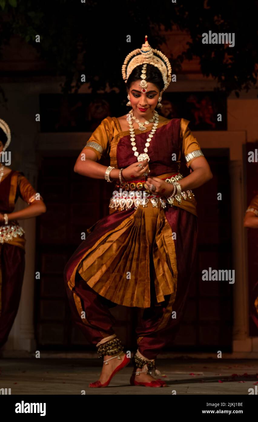 Una foto di una giovane artista femminile indiana che esegue la danza classica indiana Odissi sul palco alla fiera del cammello di Pushkar Foto Stock