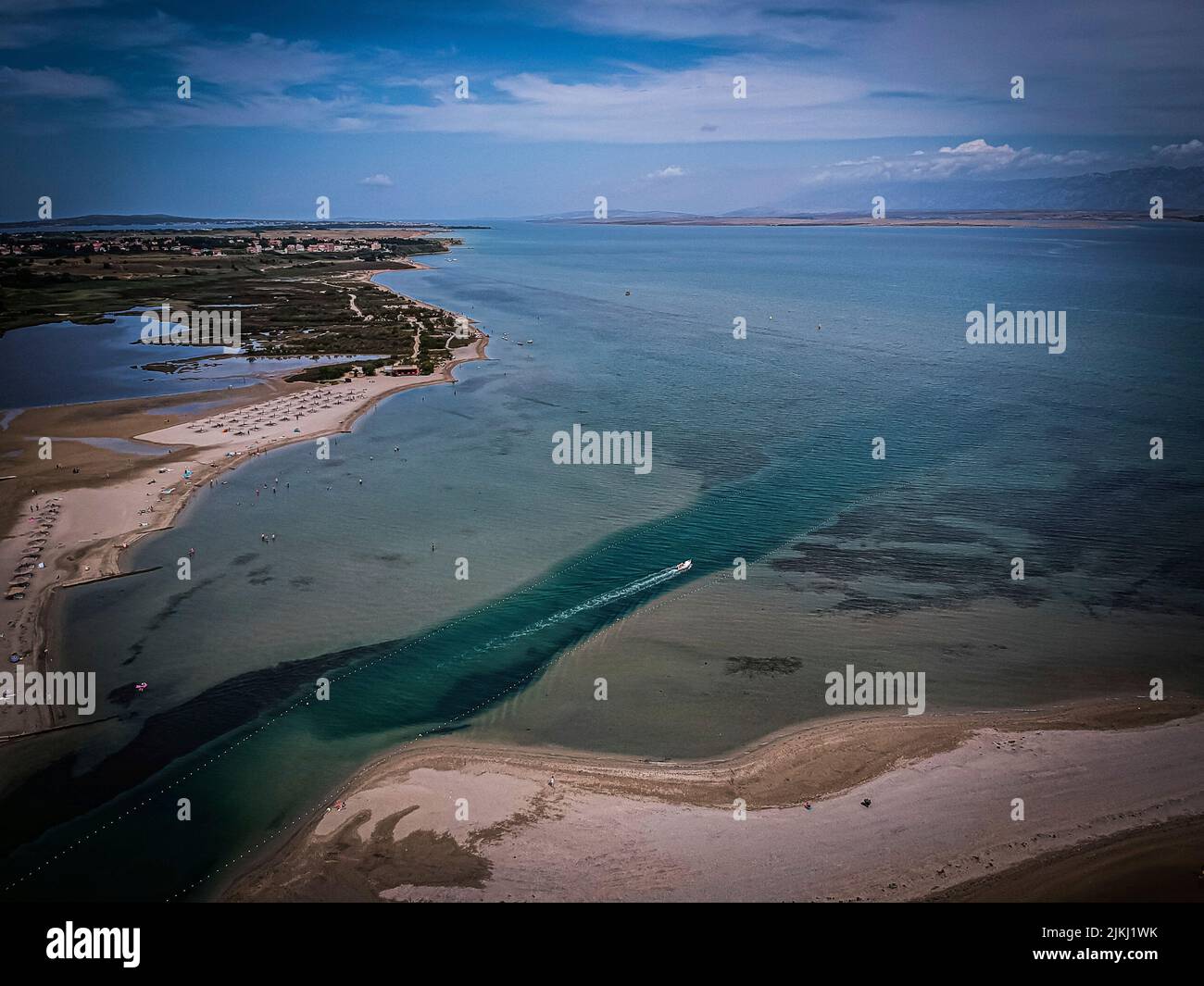 Vista dall'alto di una barca che naviga via sul mare. Foto Stock