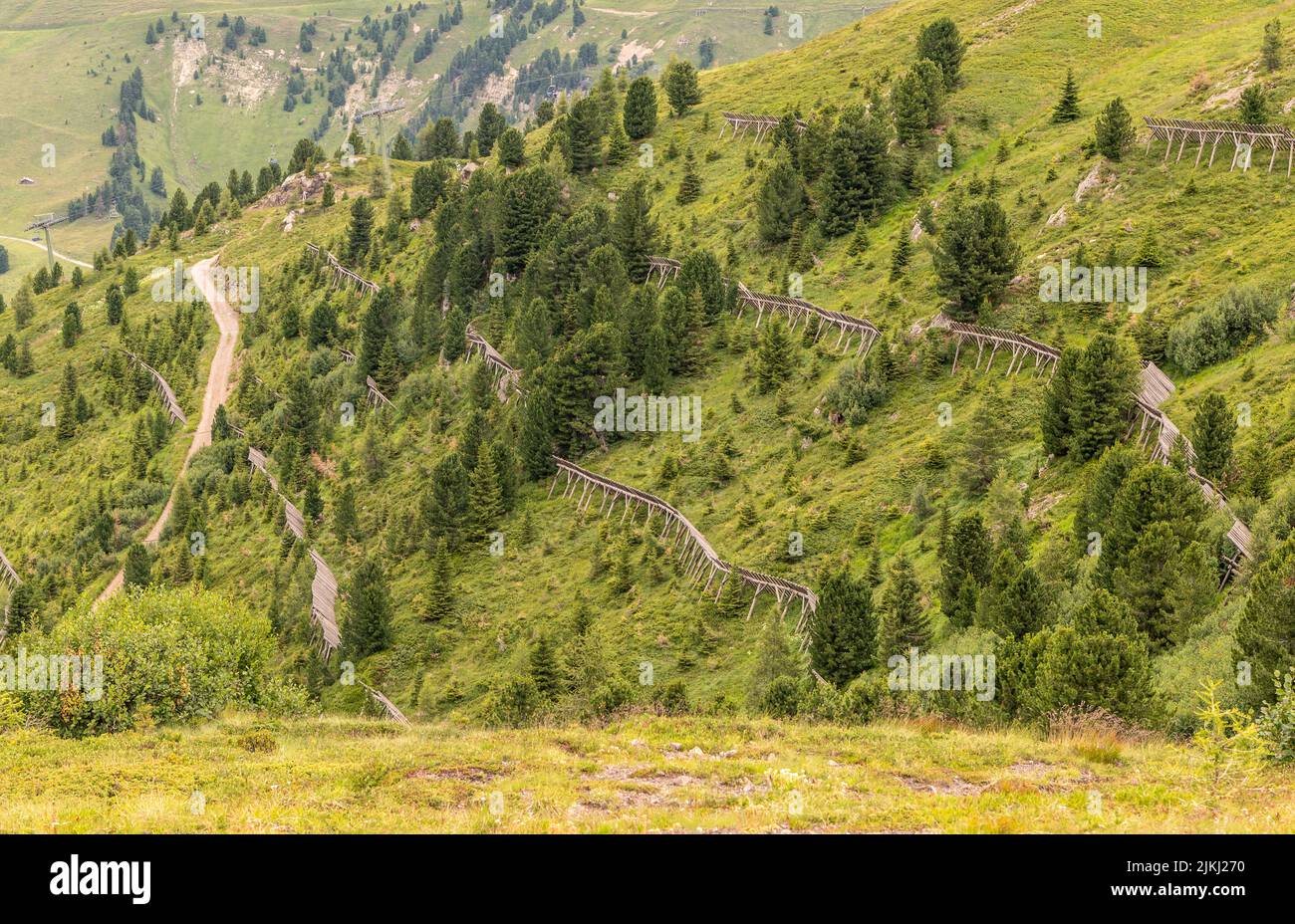 Sistema di protezione delle valanghe e delle recinzioni di neve Pampeago in provincia di Bolzano Area sciistica in Trentino Alto Adige - Nord Italia Foto Stock