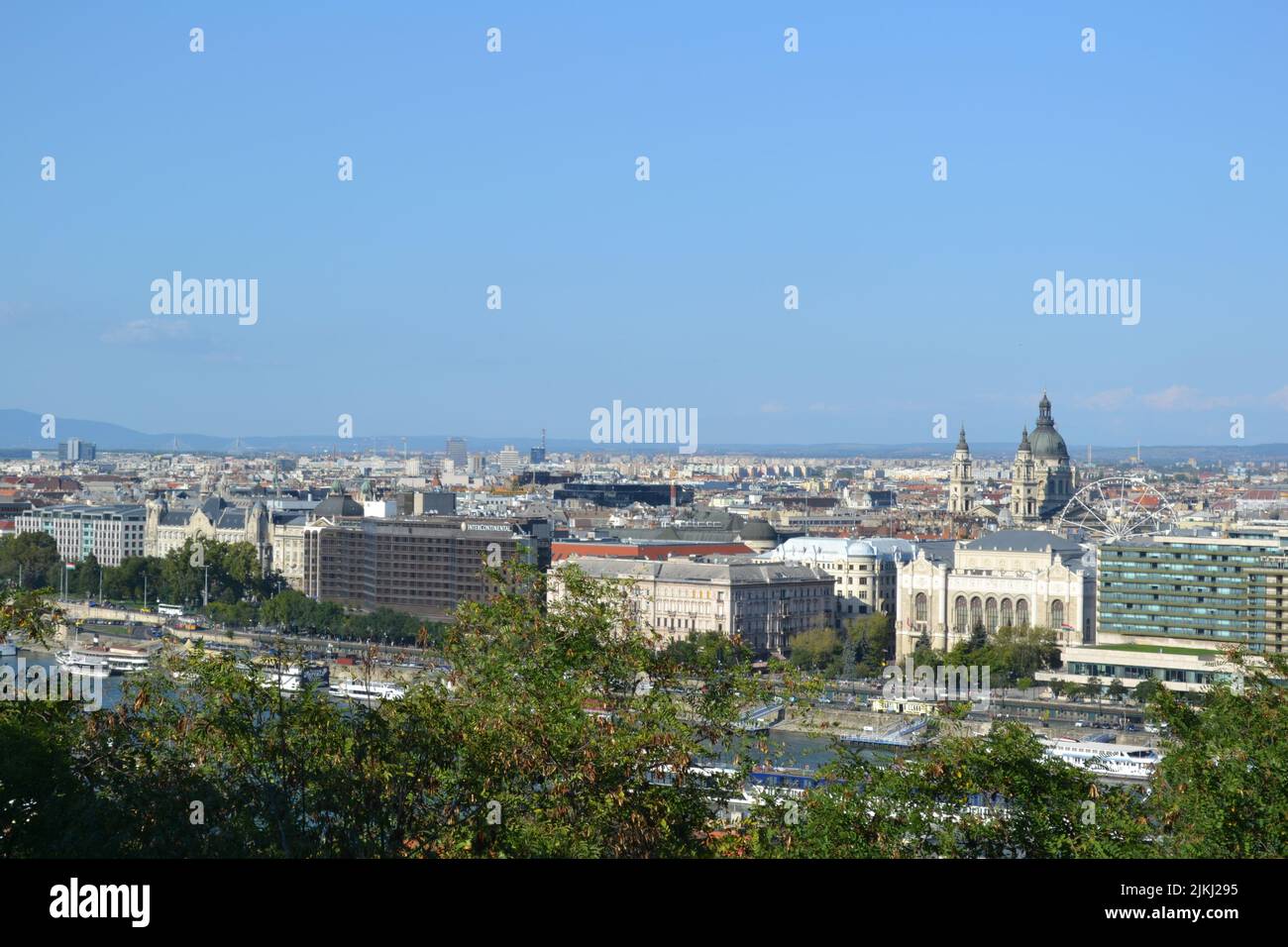 Una splendida vista della storica città di Budapest sotto il cielo blu dell'Ungheria Foto Stock