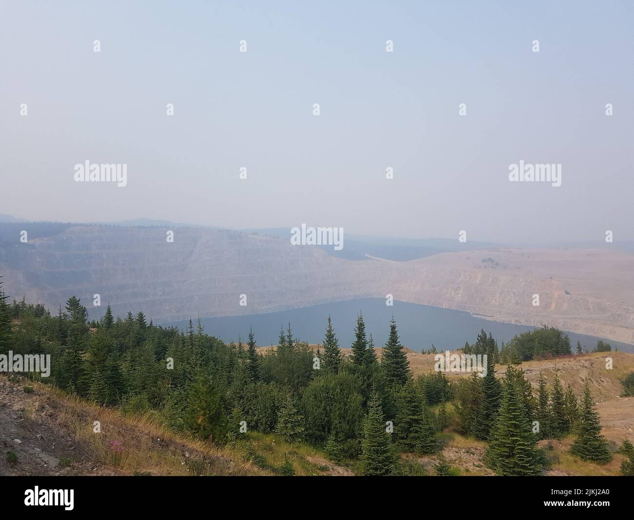 La vista Smokey di una miniera a cielo aperto a BC, Canada Foto Stock