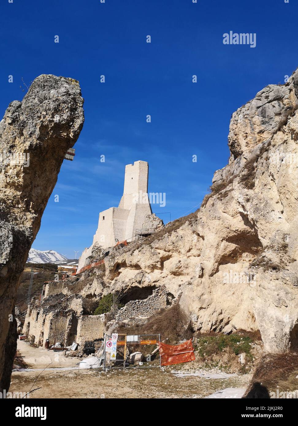 Una vista verticale distante della torre Piccolomini a Pescina, Abruzzo, Italia Foto Stock