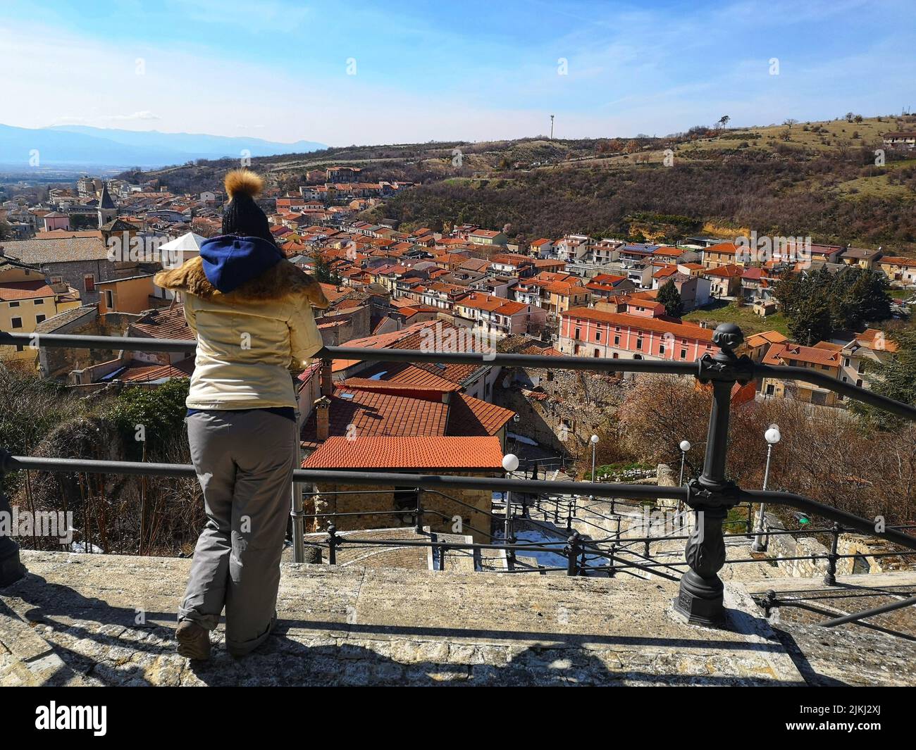 Una vista posteriore di una donna turistica che ammira la vista di Pescina in Abruzzo Foto Stock