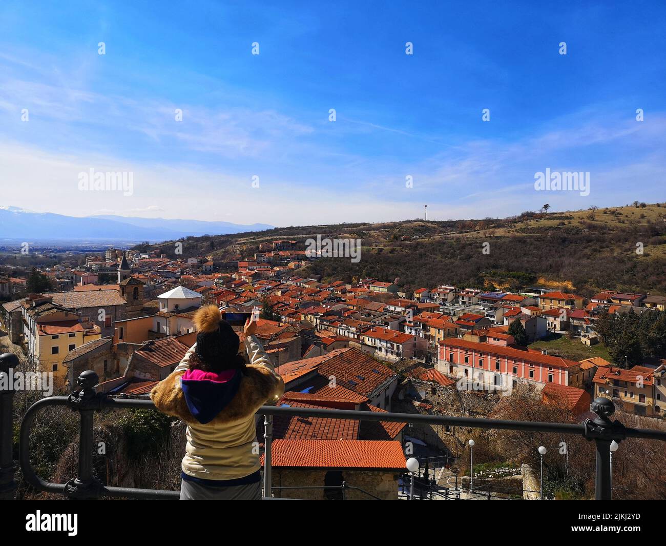 Una vista posteriore di una donna turistica che ammira la vista di Pescina in Abruzzo Foto Stock