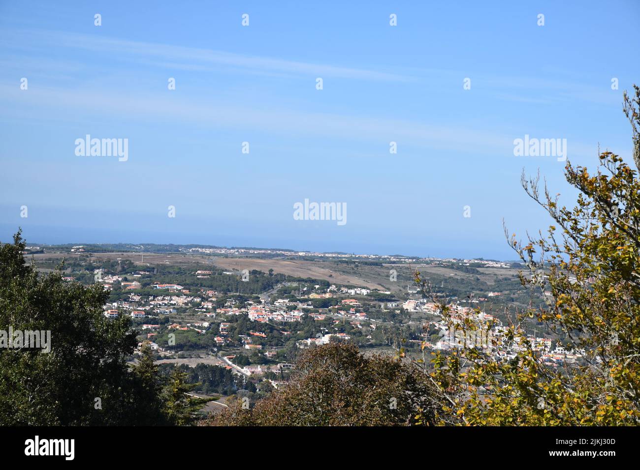 Una bella vista del comune di Sintra sotto il cielo azzurro nuvoloso in Portogallo Foto Stock