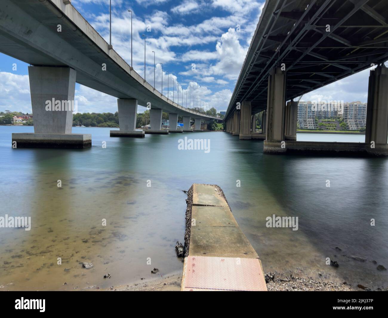 Lunga esposizione tra due ponti, il ponte pedonale Iron Cove Creek e il ponte Iron Cove Bridge at Bay Run, Sydney, NSW Australia Foto Stock