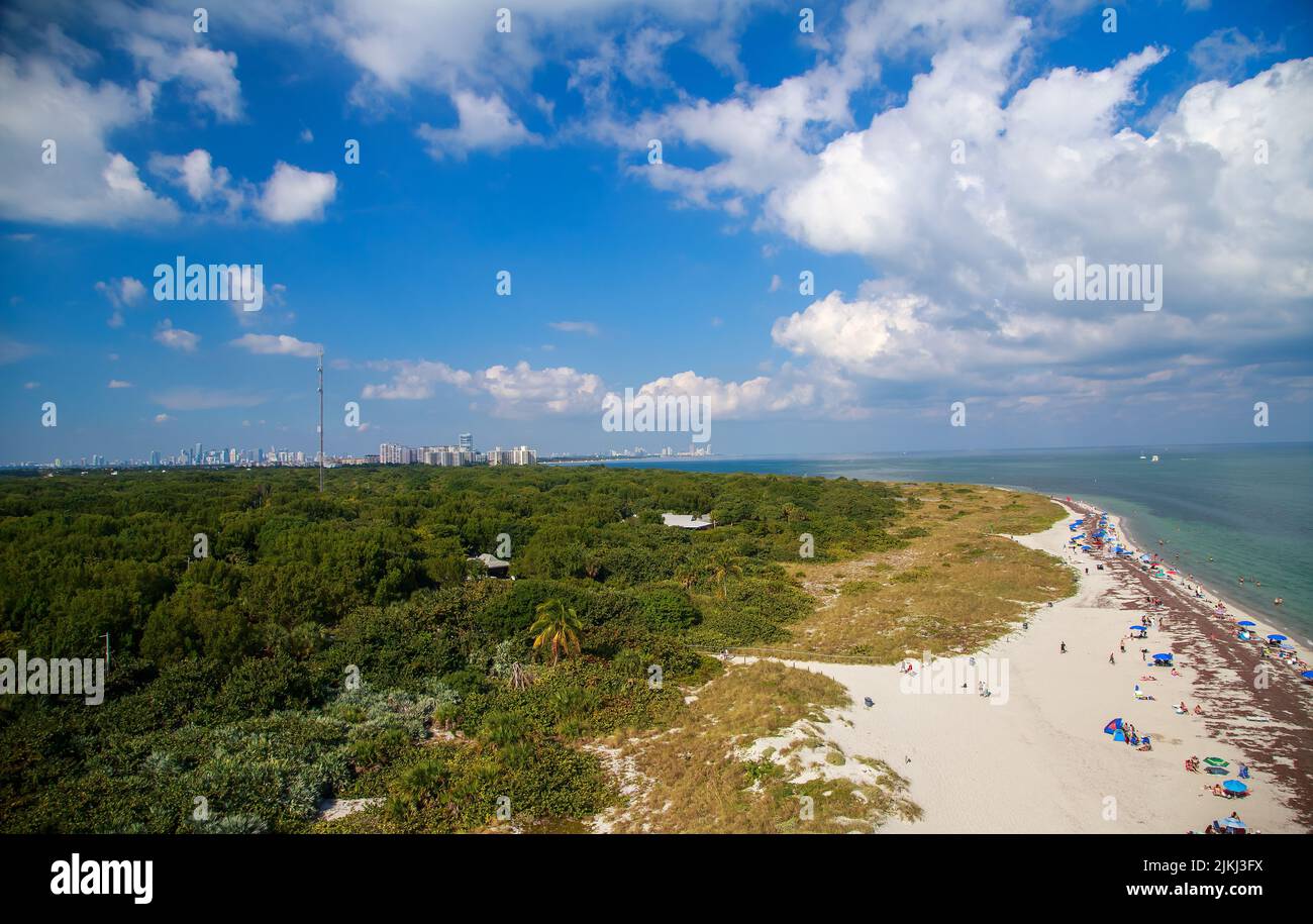 Una vista aerea della bellissima spiaggia sabbiosa sulla costa che splende sotto il cielo azzurro Foto Stock