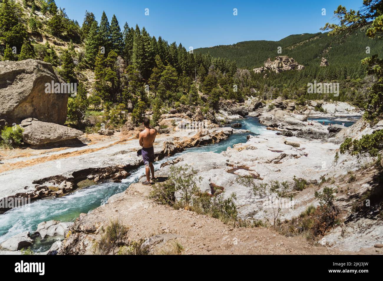 Un giovane ragazzo ispanico in piedi presso un fiume, Argentina Foto Stock