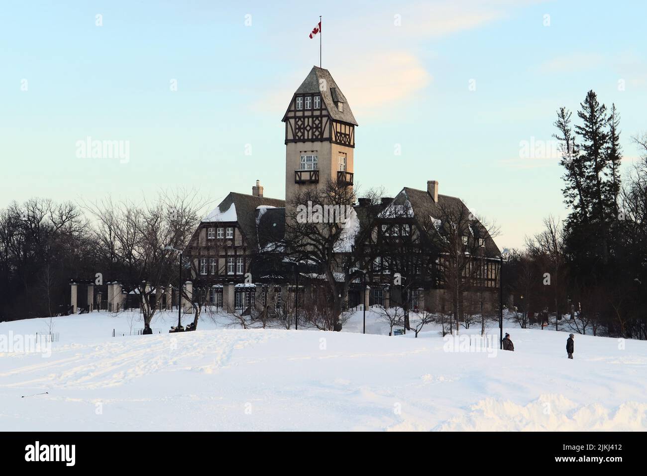 Lo zoo di Assiniboine e il parco del teatro durante l'inverno circondato da alberi a Banff, Canada Foto Stock