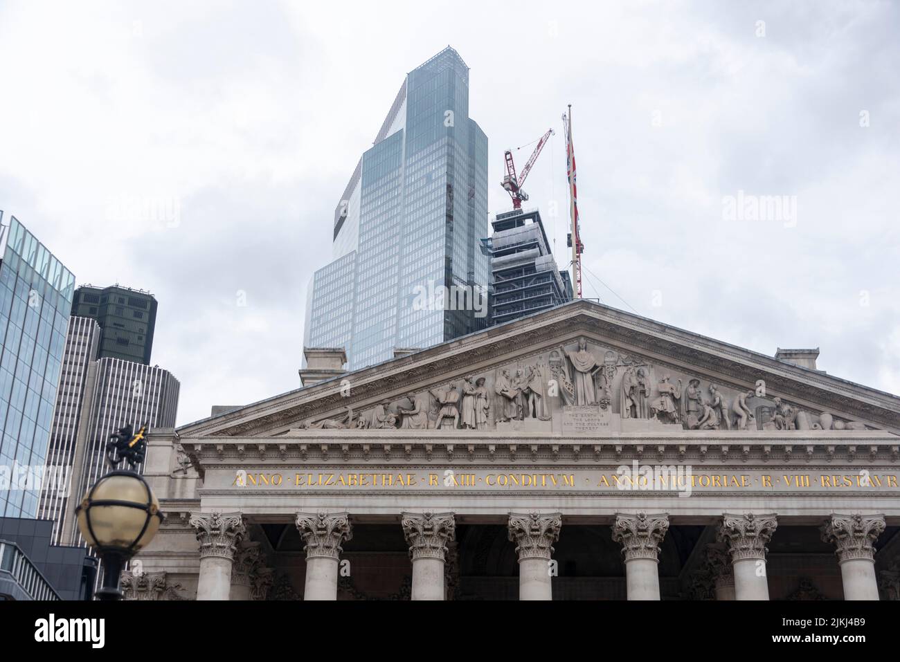 Mansion House, residenza ufficiale del sindaco di Londra, dietro di esso grattacieli della città di Londra, Londra, Gran Bretagna Foto Stock