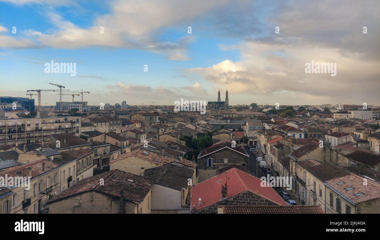 Le case e le strade di Bordeaux vista dall'alto. Quartiere residenziale di Bordeaux Francia . Vista aerea dei tetti in tegole Foto Stock