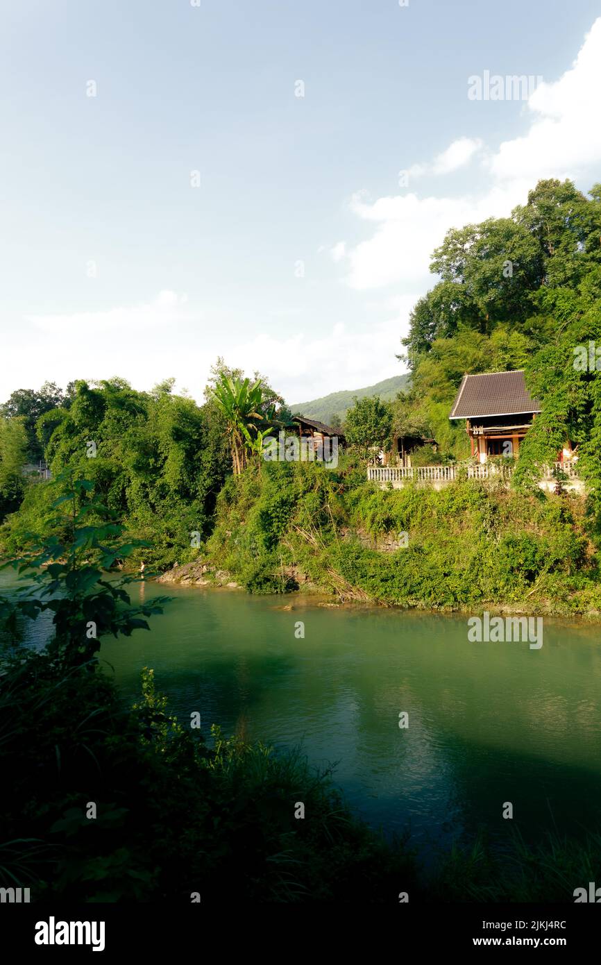 Un bellissimo scatto di una vecchia casa tradizionale vicino al fiume in una bella giornata di sole nel Langde Miao Ethnic Minority Village, provincia di Guizhou, Cina Foto Stock