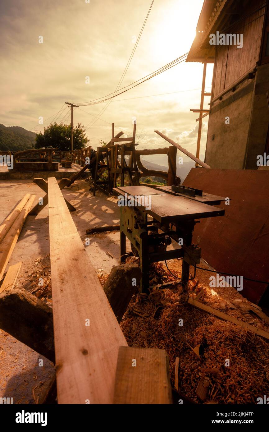 Un laboratorio di legno tradizionale vuoto al tramonto nel Villaggio di minoranza etnica Langde Miao, provincia di Guizhou, Cina Foto Stock