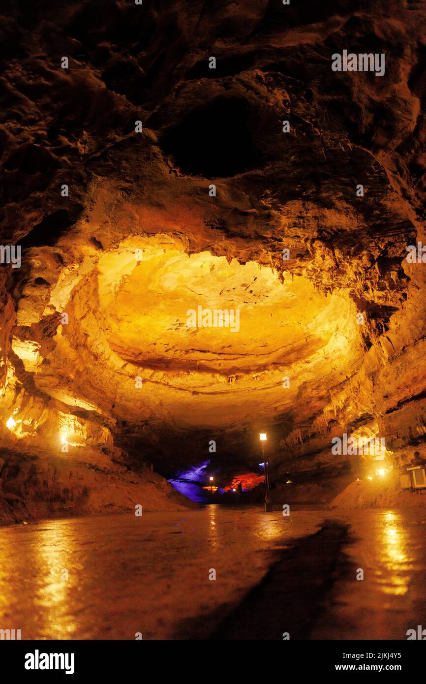 Una vista panoramica interna delle Grotte di Shuanghedong, Wenquan, Contea di Suiyang, Provincia di Guizhou, Cina Foto Stock