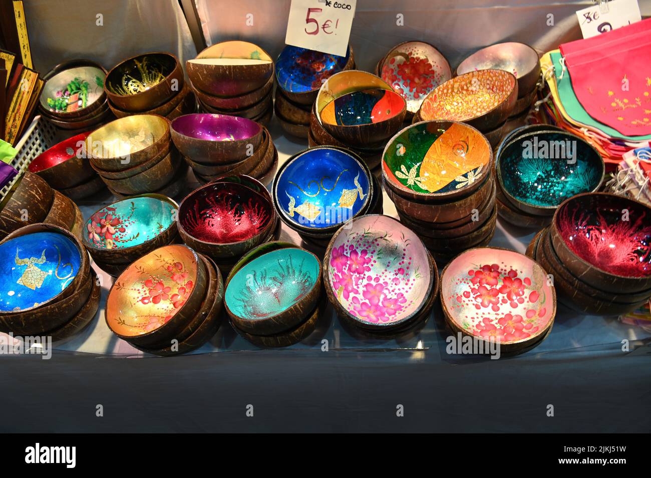 Una ciotola dipinta di colore, realizzata a mano con guscio di cocco in stile thailandese Foto Stock