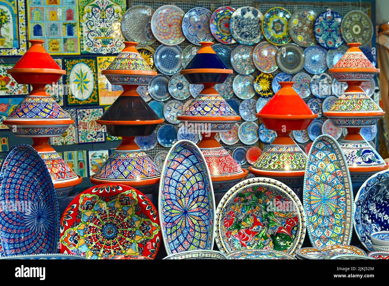 Le tradizionali ceramiche marocchine e gli utensili da cucina sono esposti in vendita per i turisti Foto Stock
