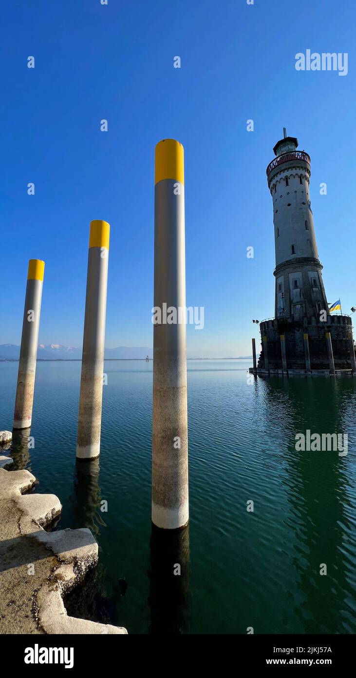 Il faro Bodensee Lindau e l'ingresso bavarese al porto dei leoni Foto Stock