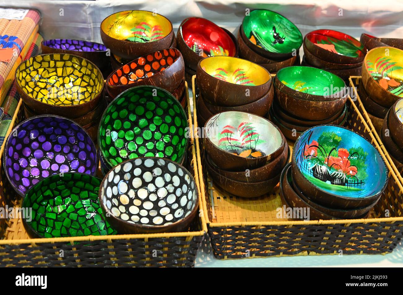 Le colorate ciotole dipinte a mano realizzate con conchiglie di cocco in stile thailandese Foto Stock