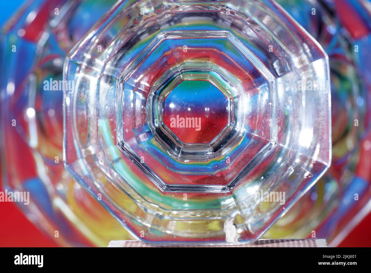 Un astratto stelo in vetro che riflette i colori dell'arcobaleno Foto Stock