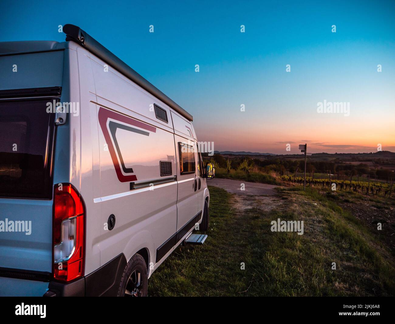 Il viaggio in strada con un Campervan nel sud-ovest della Germania al tramonto Foto Stock