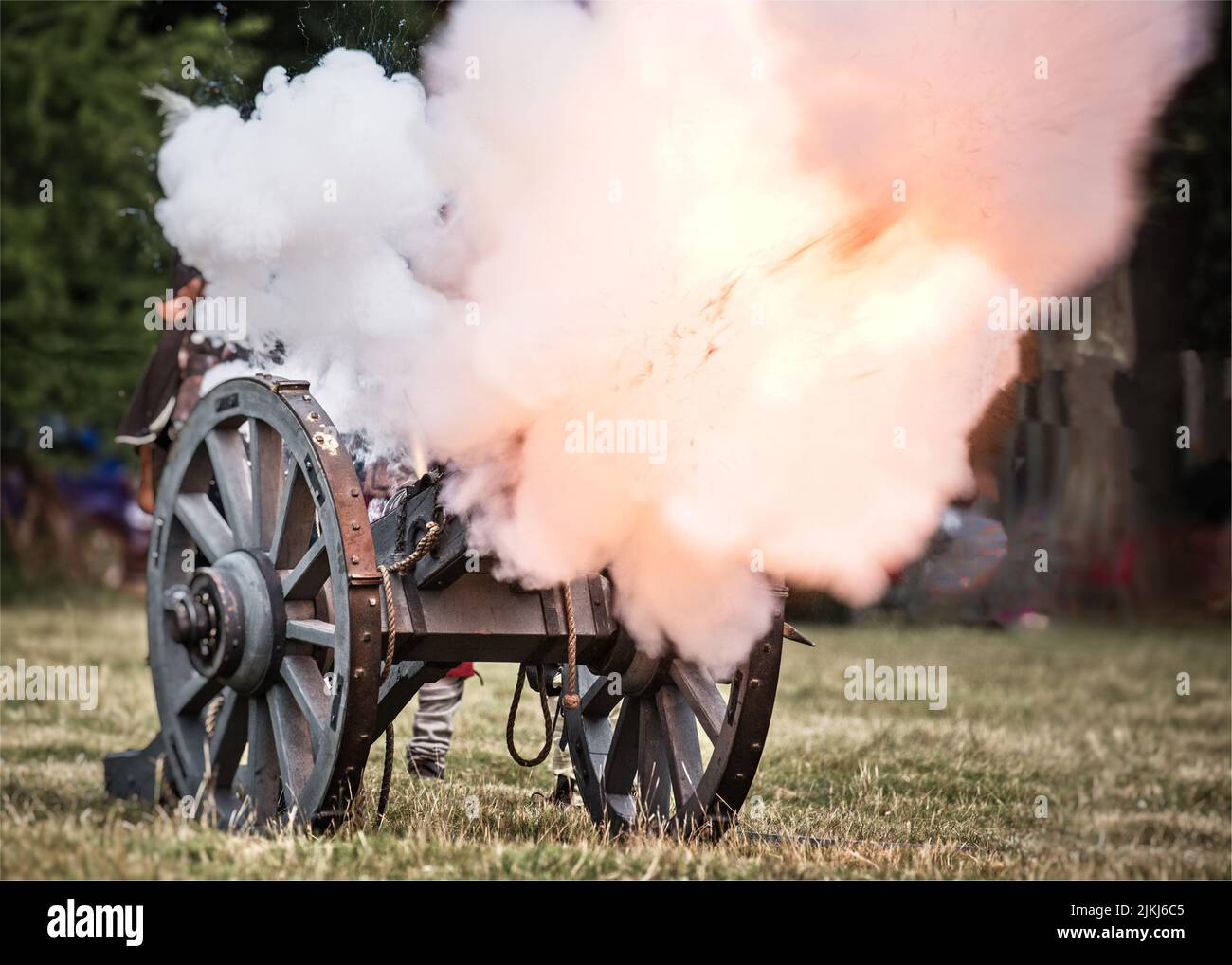 canone della guerra civile inglese del reggimento del colpo di Knot sigillato del marchese di Winchester al festival di storia di Shelswell. Luglio 2017 Foto Stock