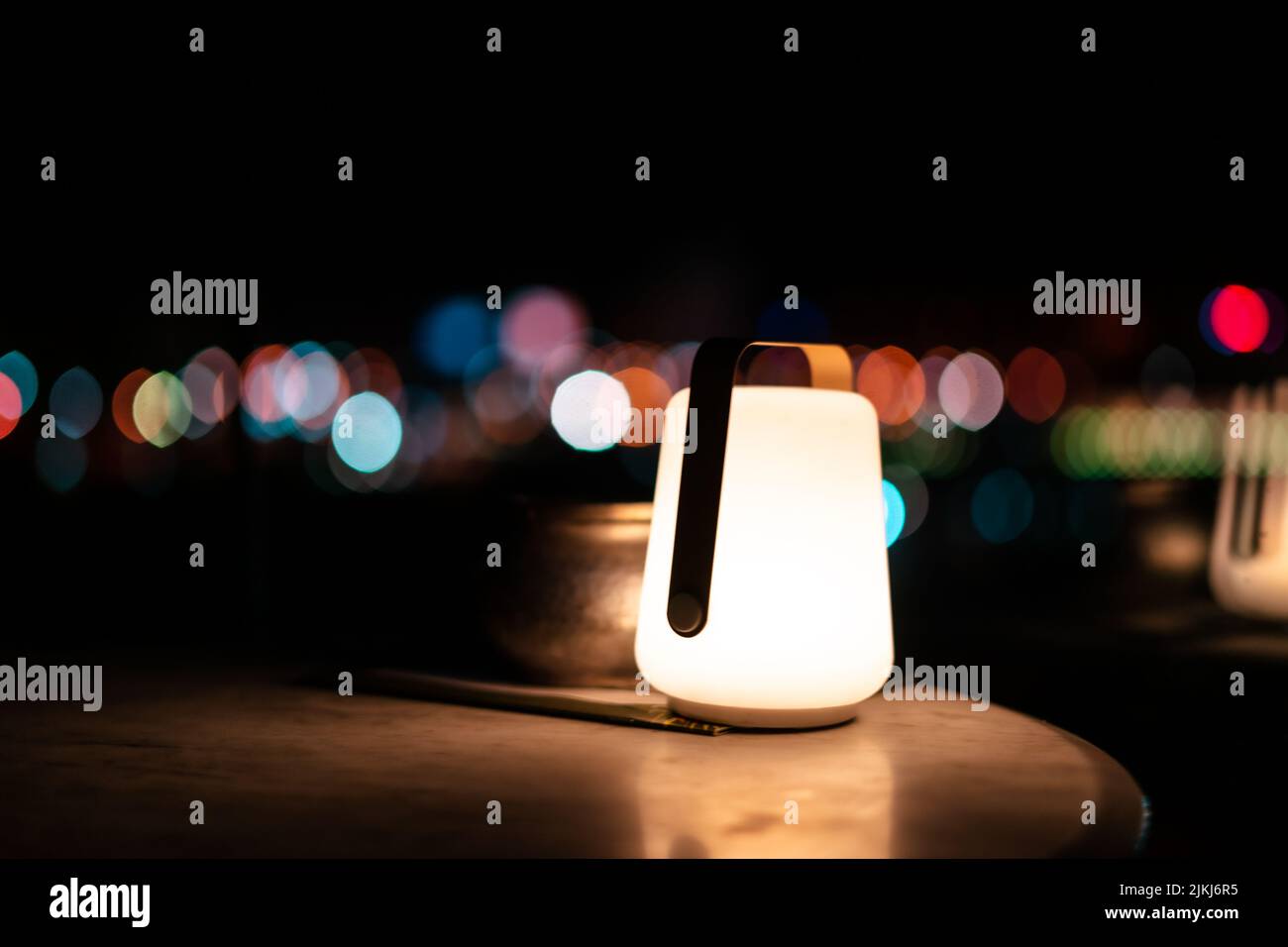 lampadina a candela illuminata con sfondo sfocato e setoso Foto Stock