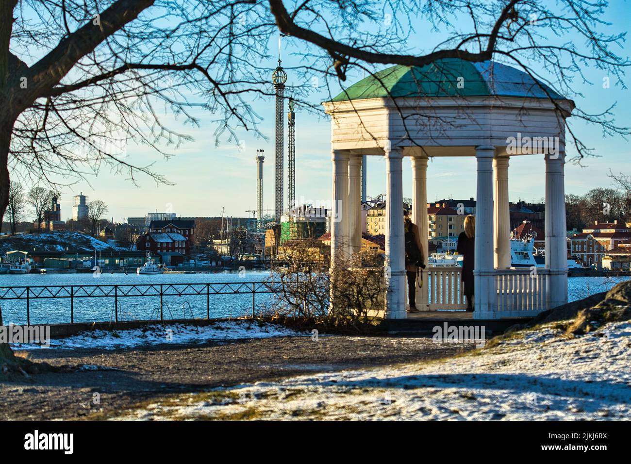 Una luminosa giornata invernale a Stoccolma, Svezia, con uno chalet che si affaccia su un lago Foto Stock