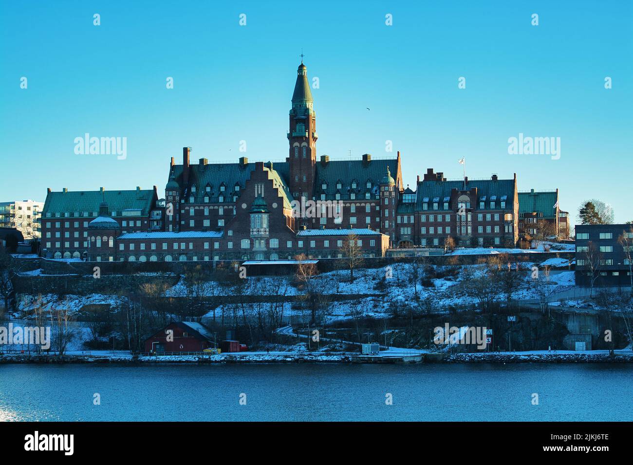Una giornata invernale brillante nella città di Stoccolma con la casa di riposo Danvikshem sotto un cielo blu chiaro Foto Stock