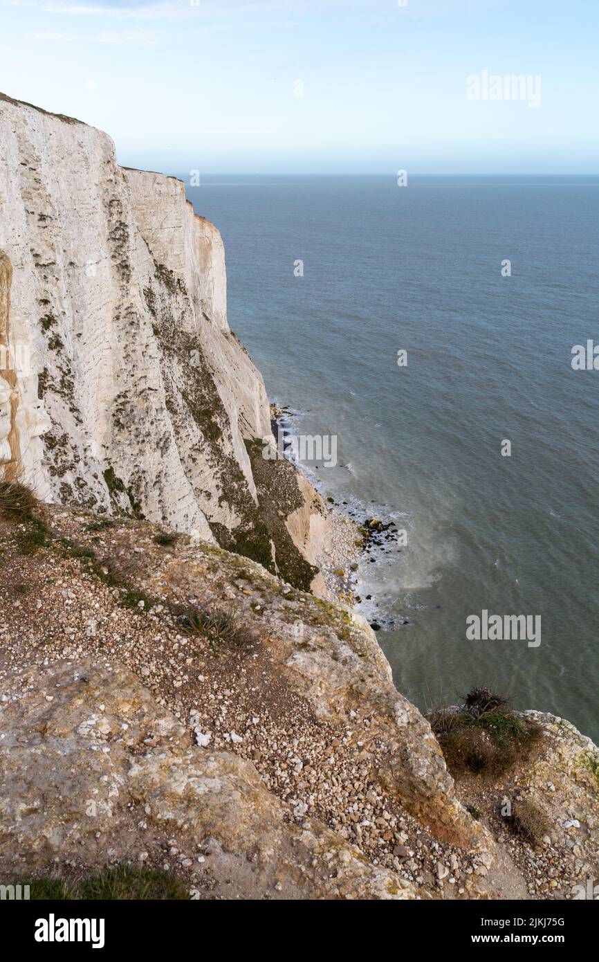 Uno scatto verticale di White Cliffs dover contro il mare nel National Park Trust nel Kent, Regno Unito Foto Stock