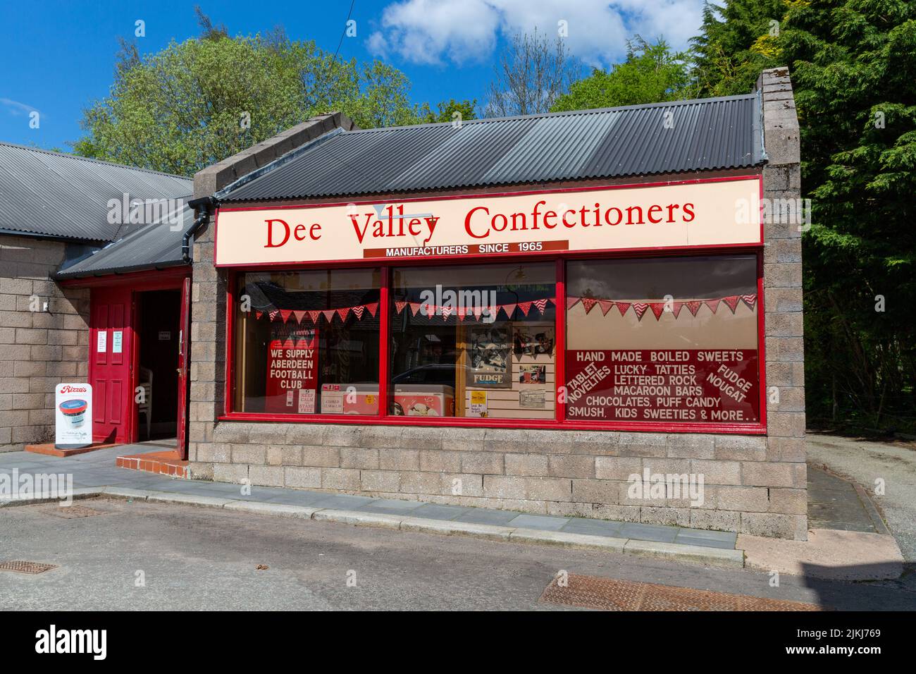 Un negozio di souvenir di Dee Valley a Ballater, Regno Unito Foto Stock