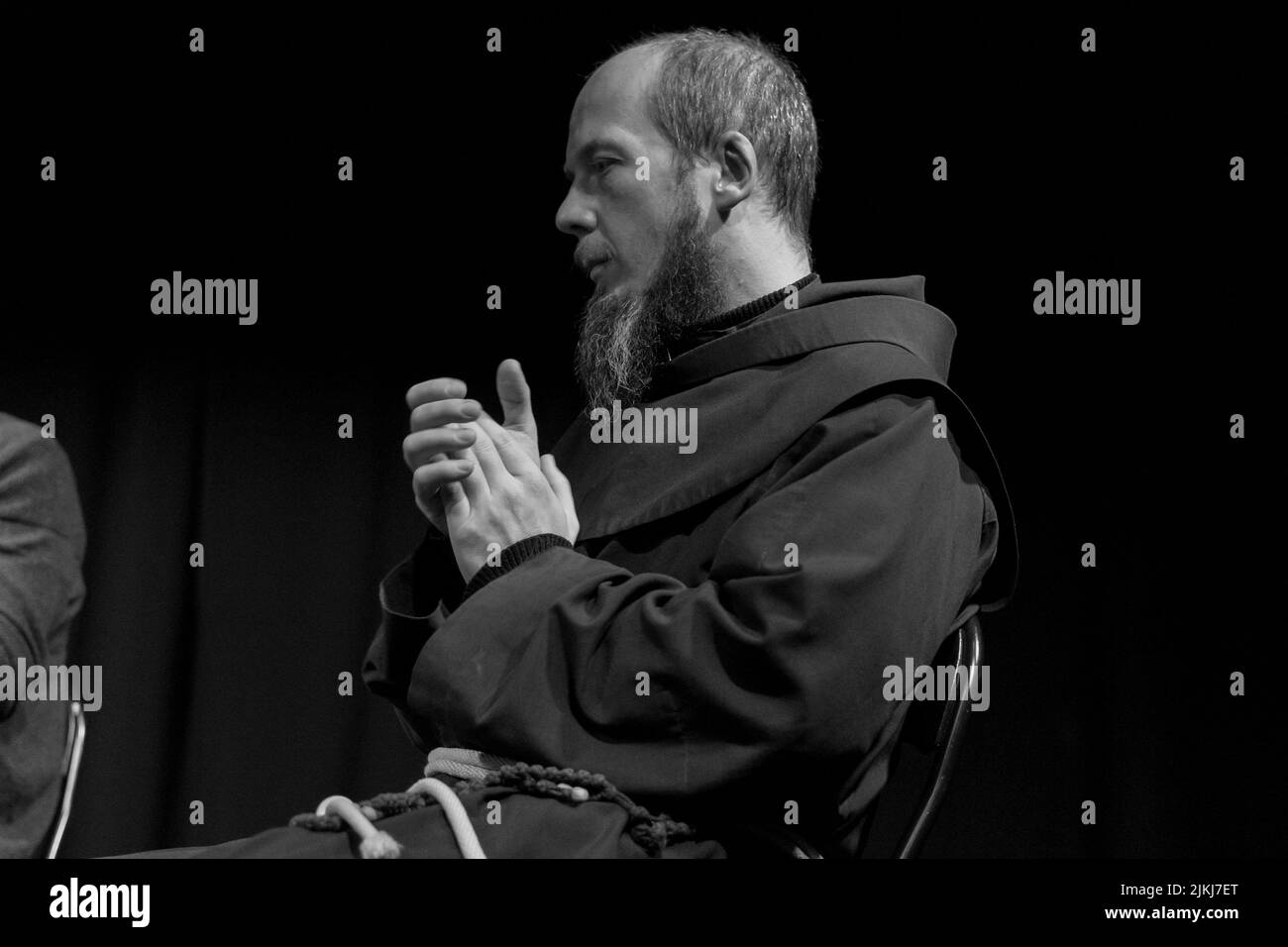Un primo piano in bianco e nero di una persona religiosa durante una discussione insieme contro l'odio Foto Stock