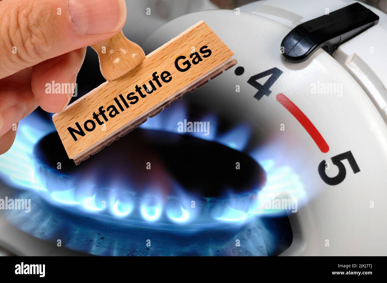 Il gas di emergenza è scritto su un timbro di legno davanti alla fiamma del gas e al termostato di riscaldamento Foto Stock