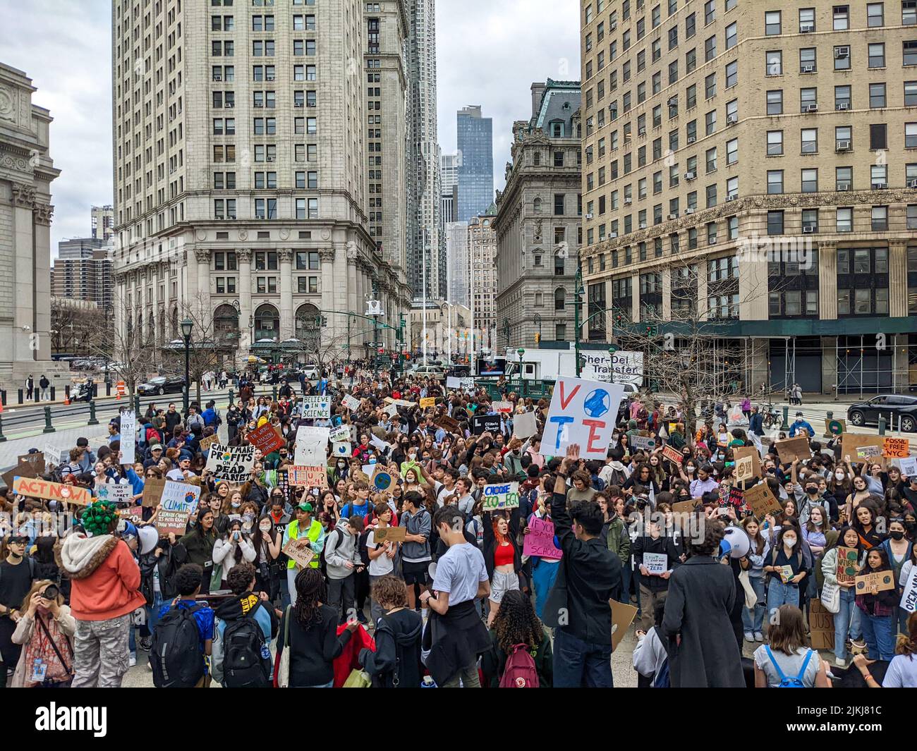 Migliaia di studenti si sono riuniti a Lower Manhattan, New York City per chiedere la giustizia climatica per le generazioni future il 25 marzo 2022. Foto Stock