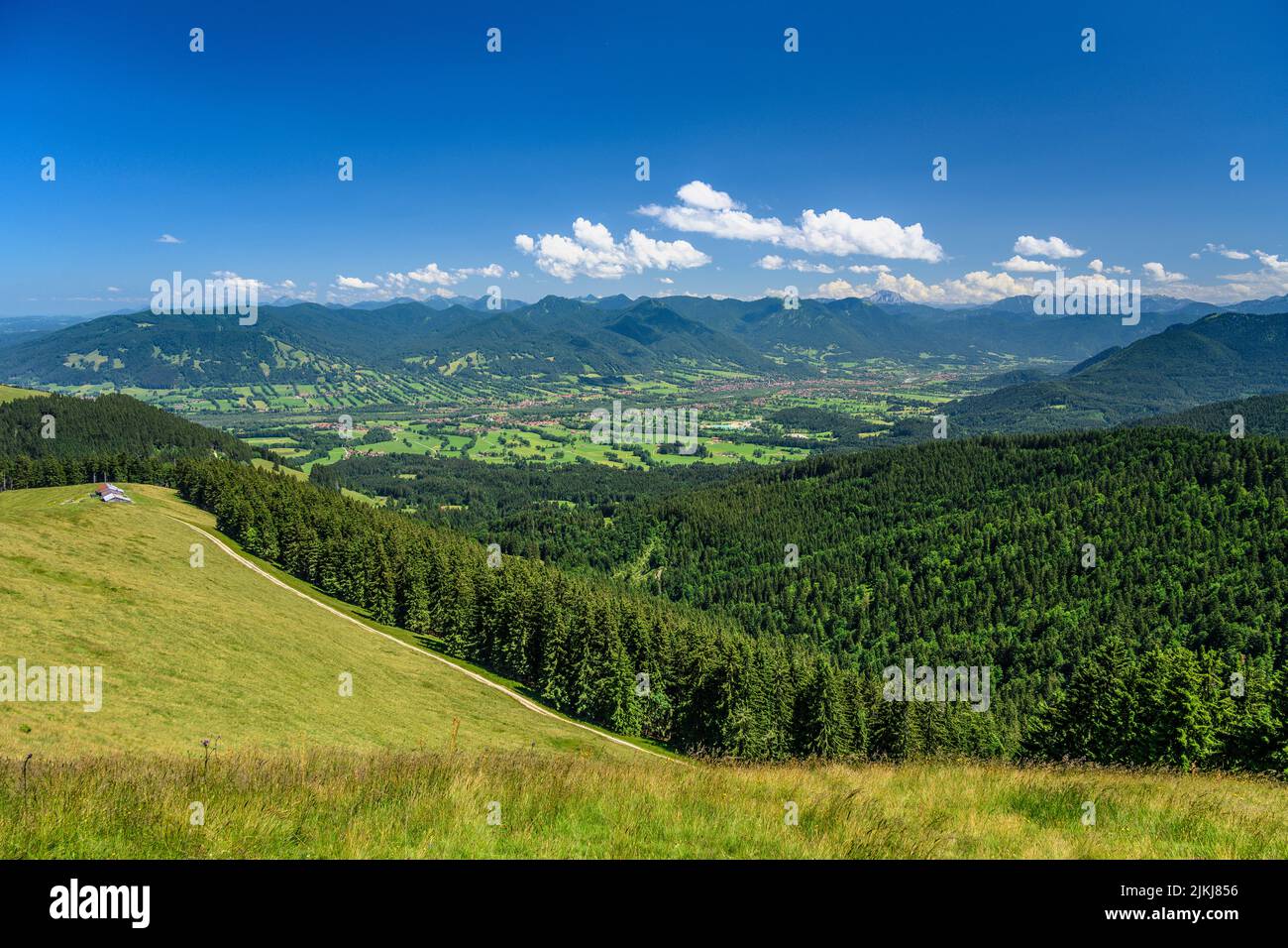 Germania, Baviera, Tölzer Land, Wackersberg, Schnaiteralm con la valle dell'Isar Foto Stock