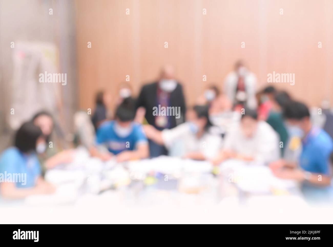 Table Top sfondo su persone sfocate lezione in sala seminari di formazione o meetting concetto, sfocatura astratta sfondo persone Foto Stock