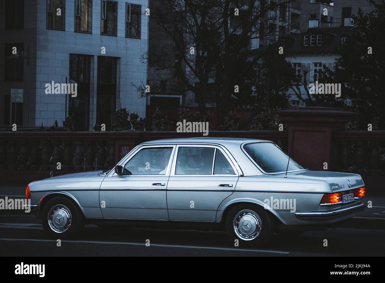 Un'auto Mercedes Benz W123 d'epoca in argento retrò nella città della metropoli di Francoforte Foto Stock