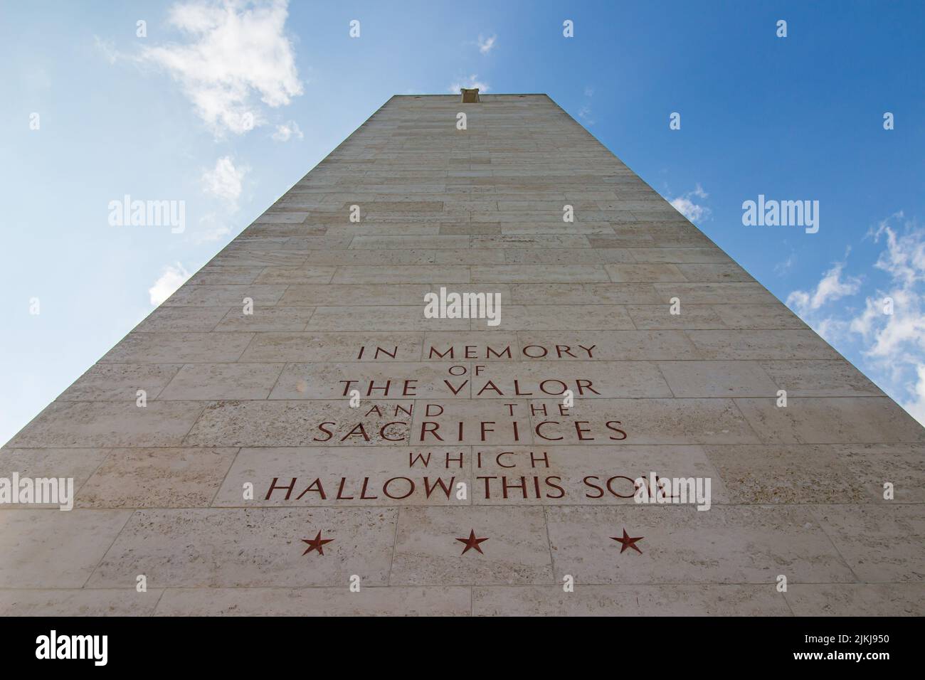 Un tiro a basso angolo di una torre commemorativa nel cimitero militare americano Foto Stock