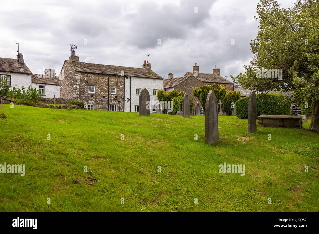 Dent, Cumbria, Inghilterra, Regno Unito - 12 agosto 2018: Cimitero presso la Chiesa di Sant'Andrea, chiesa parrocchiale anglicana attiva. La chiesa contiene architettura normanna Foto Stock